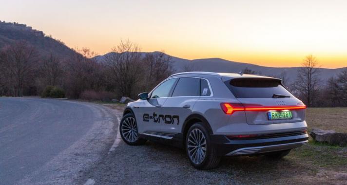Kipróbáltuk a világ legjobb elektromos autóját, az Audi e-tront