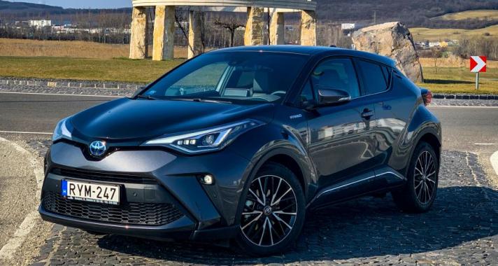 Csak hátra ne kelljen ülni – Toyota C-HR 1.8 Hybrid Executive