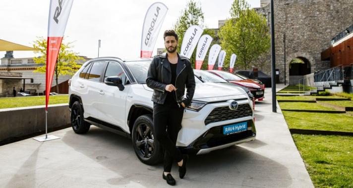 Király Viktor az elsők között váltott a vadonatúj hibrid Toyota RAV4-re